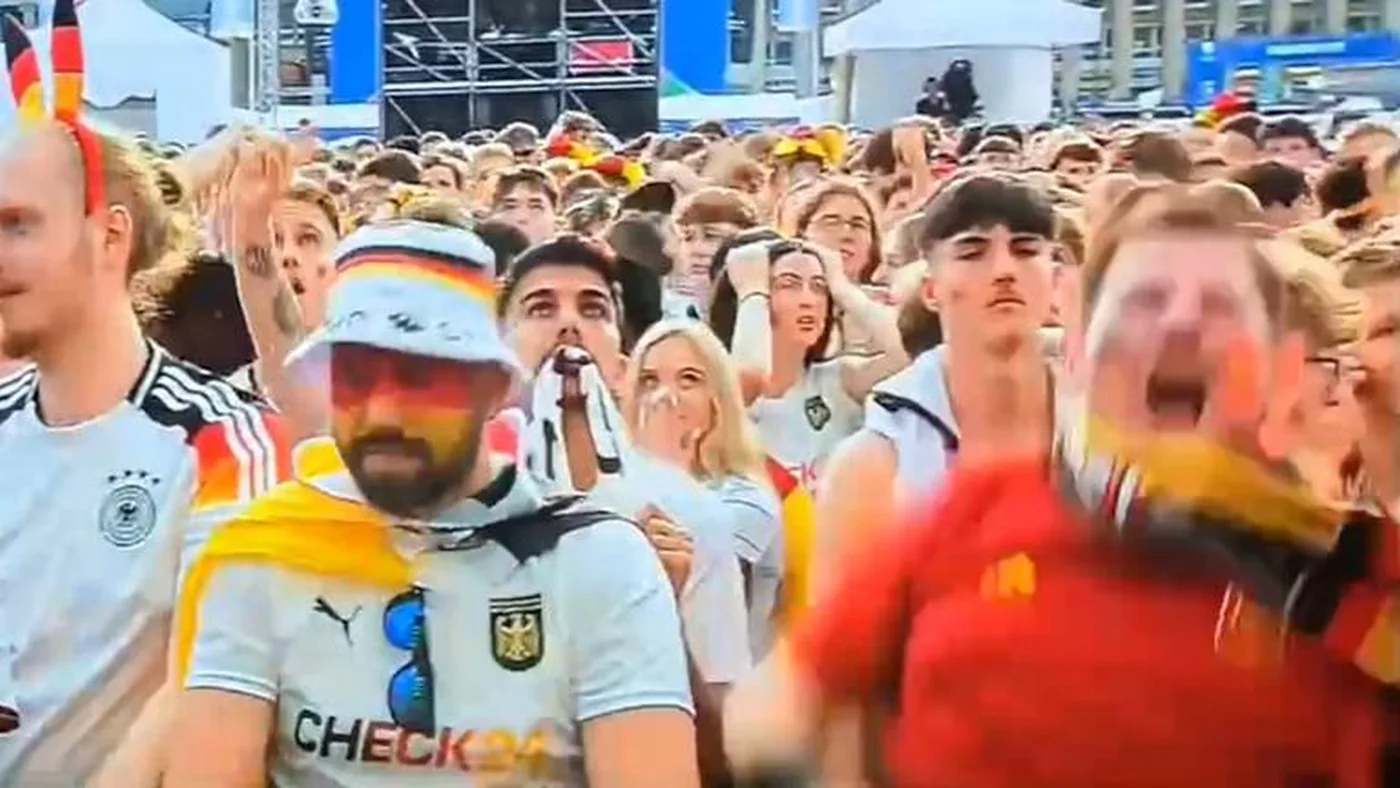 Jubel im Spanien-Trikot in der Fan-Zone